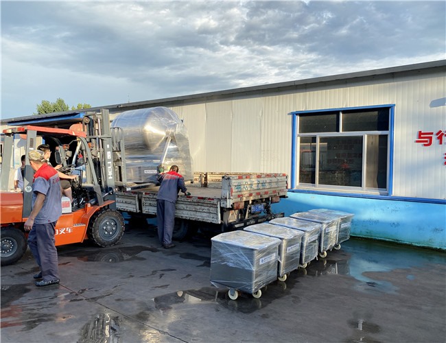 800L變頻水冷真空滾揉機(jī)1臺(tái)，200L料車(chē)5臺(tái)，發(fā)往沂水