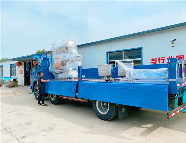 700雙層殺菌鍋1臺，200L料車2臺，發(fā)貨河南