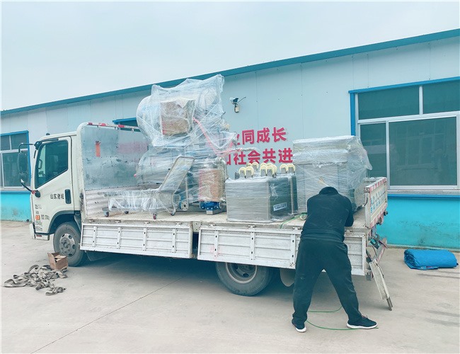 700雙層殺菌鍋、600雙室真空包裝機、200L不銹鋼料車，發(fā)貨河南許昌