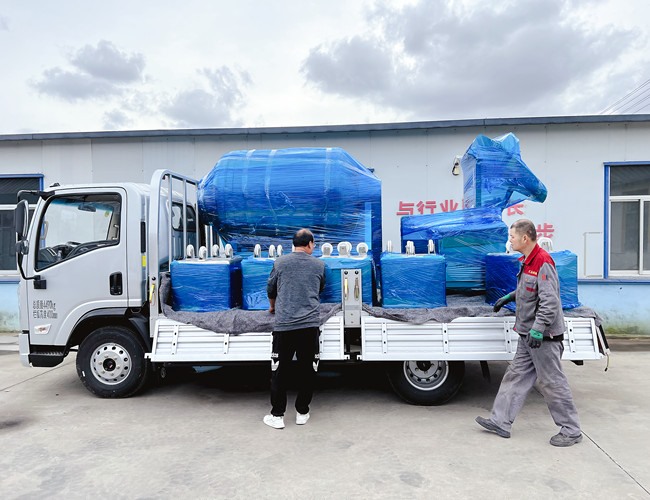 安徽阜陽牛肉加工廠訂購(gòu)1200L真空滾揉機(jī)，上料器，料車發(fā)貨現(xiàn)場(chǎng)
