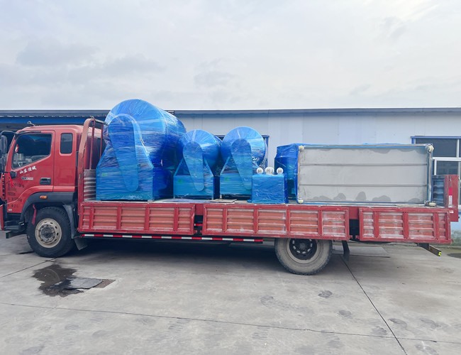 河南食品廠訂購真空滾揉機(jī)3臺(tái)，煮鍋2臺(tái)，晾肉架1臺(tái)，料車2臺(tái)發(fā)貨