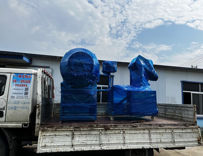 廣東魚片加工企業(yè)定制款滾揉機(jī)2臺(tái)搭配液壓上料器、提升料車發(fā)貨